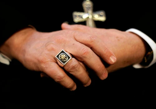 Wymagania dla rodziców chrzestnych. Ksiądz może zadać kandydatom osobiste pytanie