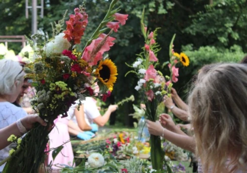 Etnobotaniczne warsztaty w Parku Staszica. Powstały bukiety na Matki Boskiej Zielnej