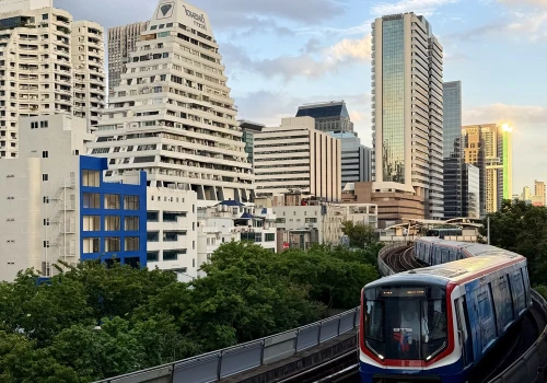 Bangkok. Miejskie pociągi kursują między wieżowcami