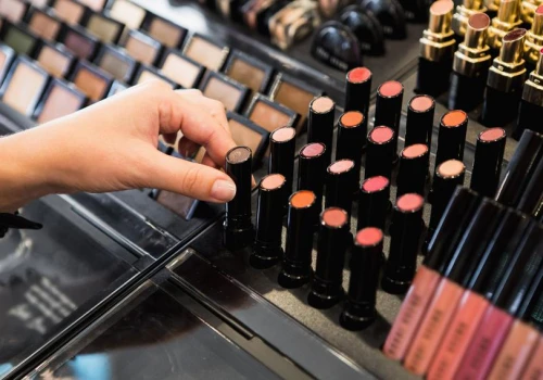 Nieujawnione chemikalia w kosmetykach. Problem dotyczył także produktów „naturalnych”