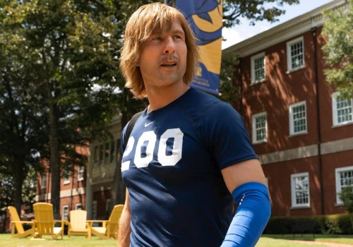 Glen Powell powraca w drugim sezonie hitu Disney+! Premiera już za moment!