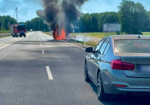 Auto zapaliło się w trakcie jazdy. W środku kierowca i pasażerka