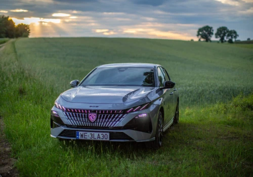 Peugeot 308 kontra Mercedes klasy A. Różnica w spalaniu zaskakuje