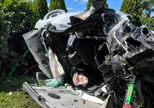Samochód wypadł z drogi i uderzył w dom w Rgielewie. Kierowca trafił do szpitala