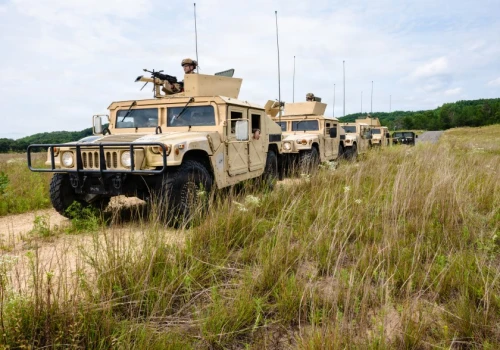 Kolejne fundusze na produkcję i dostawy samochodów terenowych HMMWV