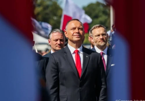 W Warszawie rozpoczęła się defilada wojskowa. Tłumy Warszawiaków obserwują przemarsz