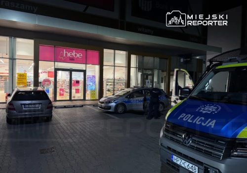 Nocna obława na Białołęce. Mężczyzna w kajdanach i na bosaka uciekł policjantom