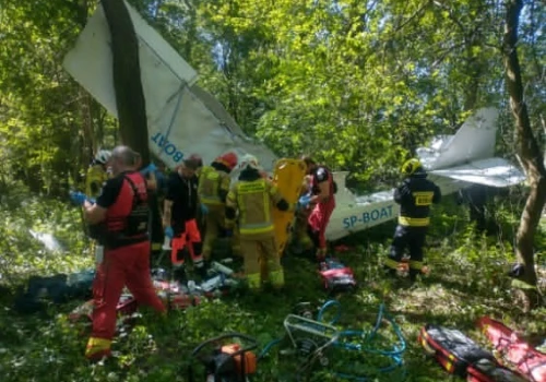 Samolot rozbił się w lesie niedaleko lądowiska. Pilot w szpitalu