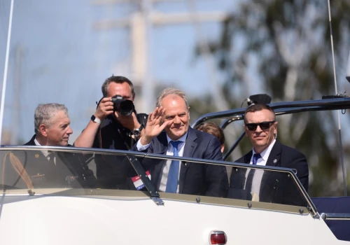 Tusk został wilkiem morskim! Garnitur, jacht i Bałtyk. Mamy zdjęcia
