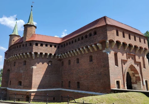 To nie ucieszy turystów. Barbakan zostanie częściowo zasłonięty