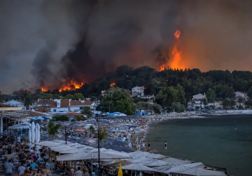 Pożar na greckim półwyspie Chalkidiki. 500 turystów ewakuowano prosto z plaży