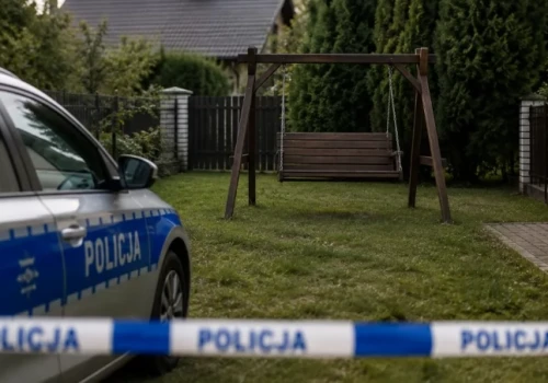 Martwy mężczyzna znaleziony na prywatnej posesji w Ostrowie Wielkopolskim. Tragedia przy ul. Bema