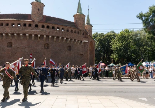 Święto Wojska Polskiego w Krakowie. Żołnierze przemaszerowali przez centrum, przy Barbakanie czekają kolejne atrakcje