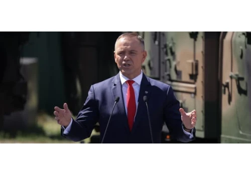 Święto Wojska Polskiego. Tusk o zdradzie i głupocie. Nawrocki: „Bóg, Honor, Ojczyzna, a nie SAFE”