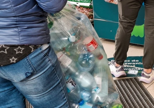 Butelkomat zwróci kaucję na kartę. Nowe maszyny już są w Polsce