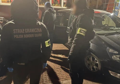 Rozkochiwał, uzależniał i zmuszał do prostytucji