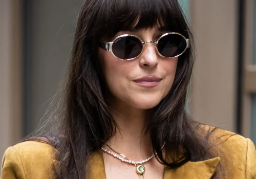 Jeansy będą hitem jesieni. Fason wysmukla nogi. Dakota Johnson już nosi