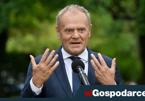 Smutne, co ujawnia Tusk sierpniową obniżką VAT na paliwa