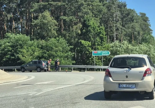 Zielona Góra. Toyota uderzyła w Dacię na rondzie (ZDJĘCIA CZYTELNIKA)