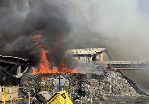 Gigantyczny pożar zakładu odpadów. Ogień objął 4 hale, ponad 50 jednostek straży w akcji