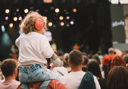 Czy małe dziecko może chodzić na koncert? Słuchawki nie zawsze dają pełną ochronę