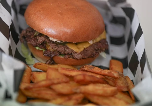 Burger Classic w Może Kebsa na Łężycy. Świetny skład, świetny smak i porządna porcja