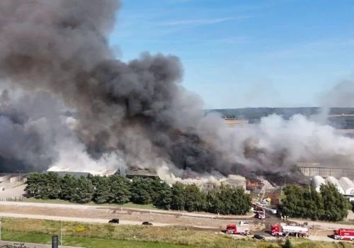 Pożar w Chlewnicy nadal nieopanowany. Przybywa zastępów