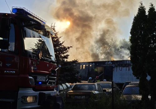 Pożar składu samochodów w Rożdżałach. Ogień objął kilka pojazdów