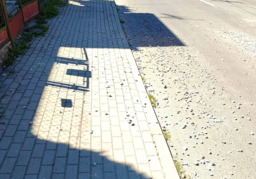 Kamienie strzelają spod kół aut, nikt tego nie posprzątał. Groźna sytuacja po pracach wodociągowych w Rzeszowie