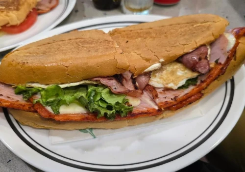 Kultowy bar na Teneryfie. Słynie z gigantycznych kanapek