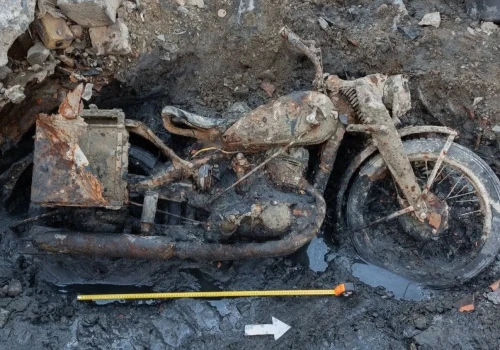 Rzeka odsłoniła rzadki motocykl. To początek znalezisk