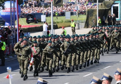 Po defiladzie w Warszawie zawrzało. „Kilku żołnierzy zasłabło”