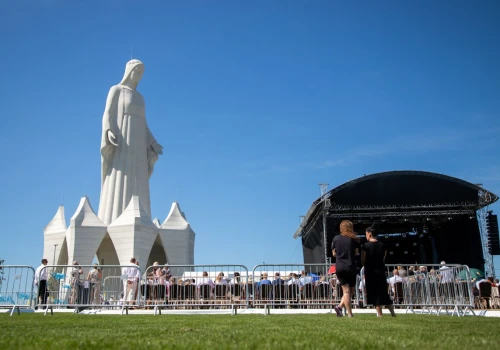 We wsi Konotopie poświęcono wielki pomnik Matki Bożej Miłosiernej