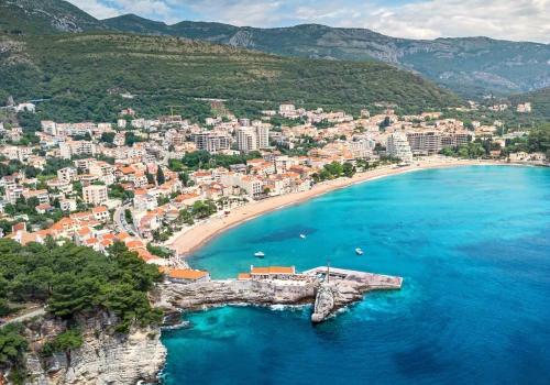 Odkryj Czarnogórę 🔥😍 Loty i 4* hotel ze śniadaniami w Petrovac za 893 PLN ✈️🇲🇪