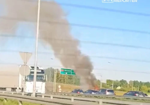 Pożar autokaru na trasie S2. W akcji straż pożarna