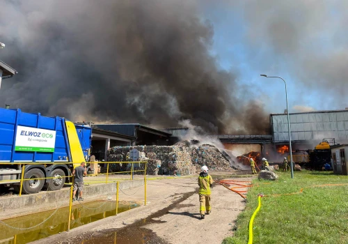 Siedmiu strażaków potrzebowało pomocy podczas pożaru w Chlewnicy