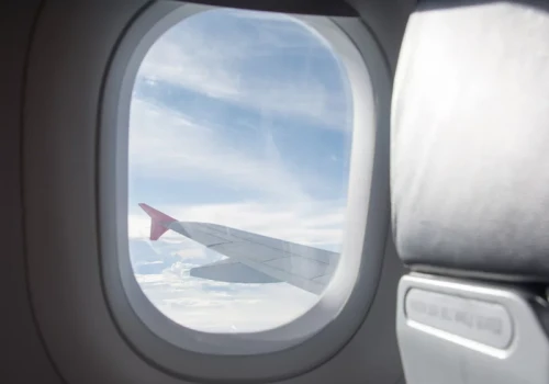 Odsłonięcie rolet w samolocie jest konieczne. Pilot tłumaczy, dlaczego