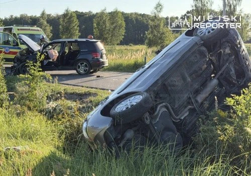 Zderzenie Mercedesa z Toyotą. Auto dachowało w przydrożnym rowie