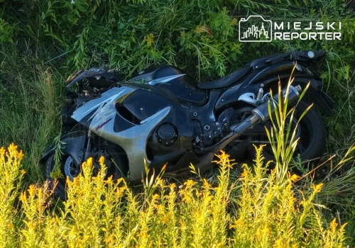 Zderzenie motocykla z oplem na A2. Jednoślad wpadł do przydrożnego rowu, motocyklista w szpitalu
