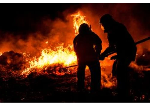 Nocny pożar samochodów ciężarowych w Koszalinie. Na miejscu dwie jednostki straży pożarnej