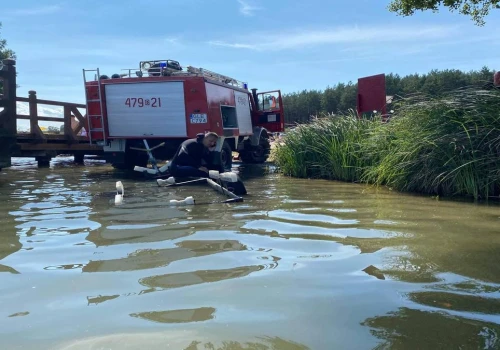 Tragiczny wypadek nad jeziorem, para wpadła do wody. 