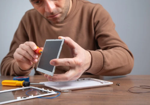 Co zrobić, gdy pęknie szybka w telefonie? Naprawa czy wymiana?