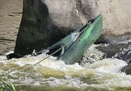 Na kawalerskim podpłynął kajakiem zbyt blisko zapory i spadł