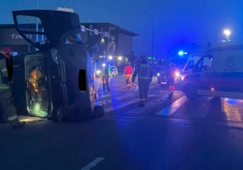 Nocny wypadek na pustym skrzyżowaniu w Łomży. Trzy osoby trafiły do szpitala