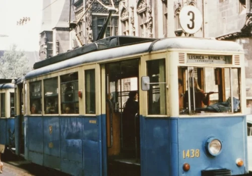 Wielu Wrocławian pamięta jeszcze tramwaje w Rynku. Zobacz jak jeździły wokół ratusza