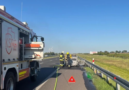 POWIAT NOWOTOMYSKI: Samochód stanął w płomieniach na A2. Autostrada została zamknięta