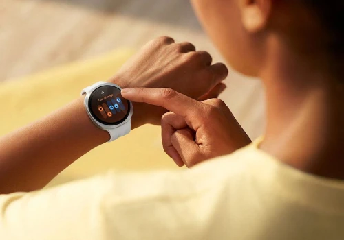 Ciągłe EKG w smartwatchu bez trzymania palca na kopercie? Samsung bada nowe modele AI