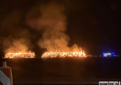Nocny pożar czterech stogów słomy w Raciborzu. Straty przekraczają 200 tys. zł