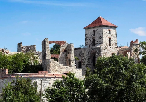 Ten zamek konkurował z Wawelem. Wciąż kryje wiele tajemnic. Tylko 40 km od Krakowa