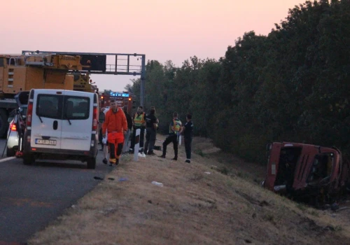 Nagranie z akcji strażaków przy polskim autokarze. Kilka osób znalazło się pod pojazdem